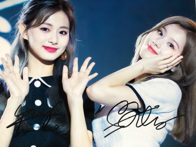 Yahoo!オークション - TWICE サナ＆ツウィ 直筆サイン写真