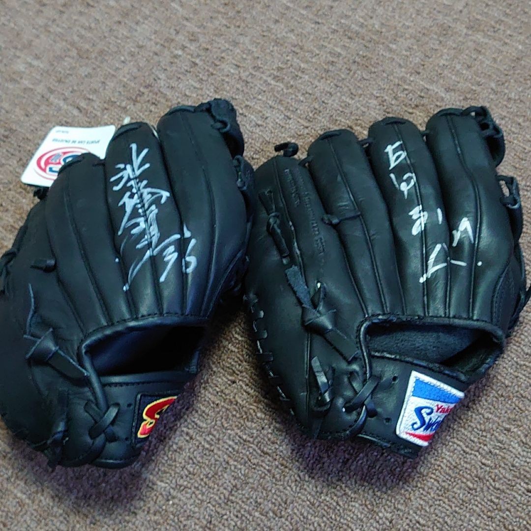 東京ヤクルトスワローズ 現二軍監督池山隆寛監督 古田敦也さんサイン