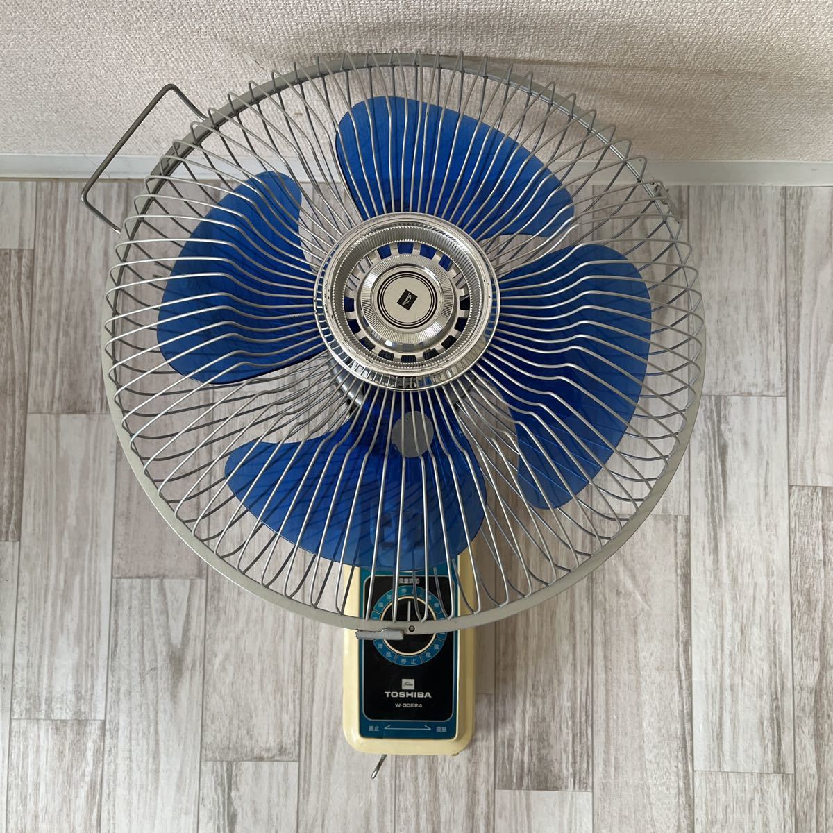 Yahoo!オークション - TOSHIBA 壁掛け扇風機 W-30E24 昭和レトロ 東芝
