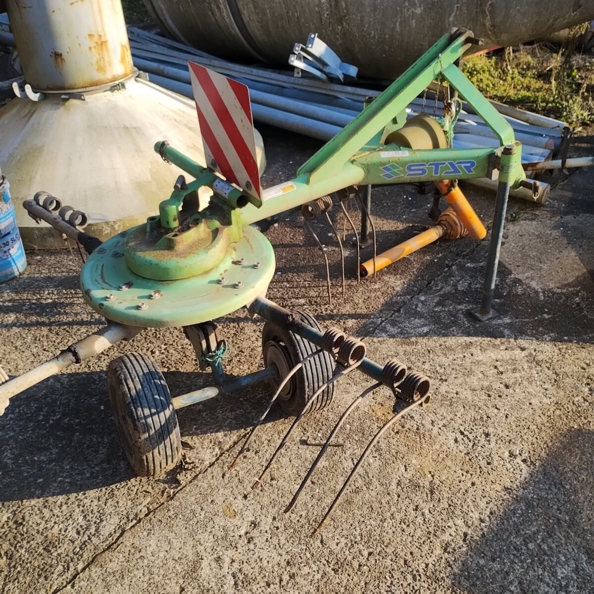 2026年最新】ジャイロレーキの便利なトラクターアタッチメントで作業