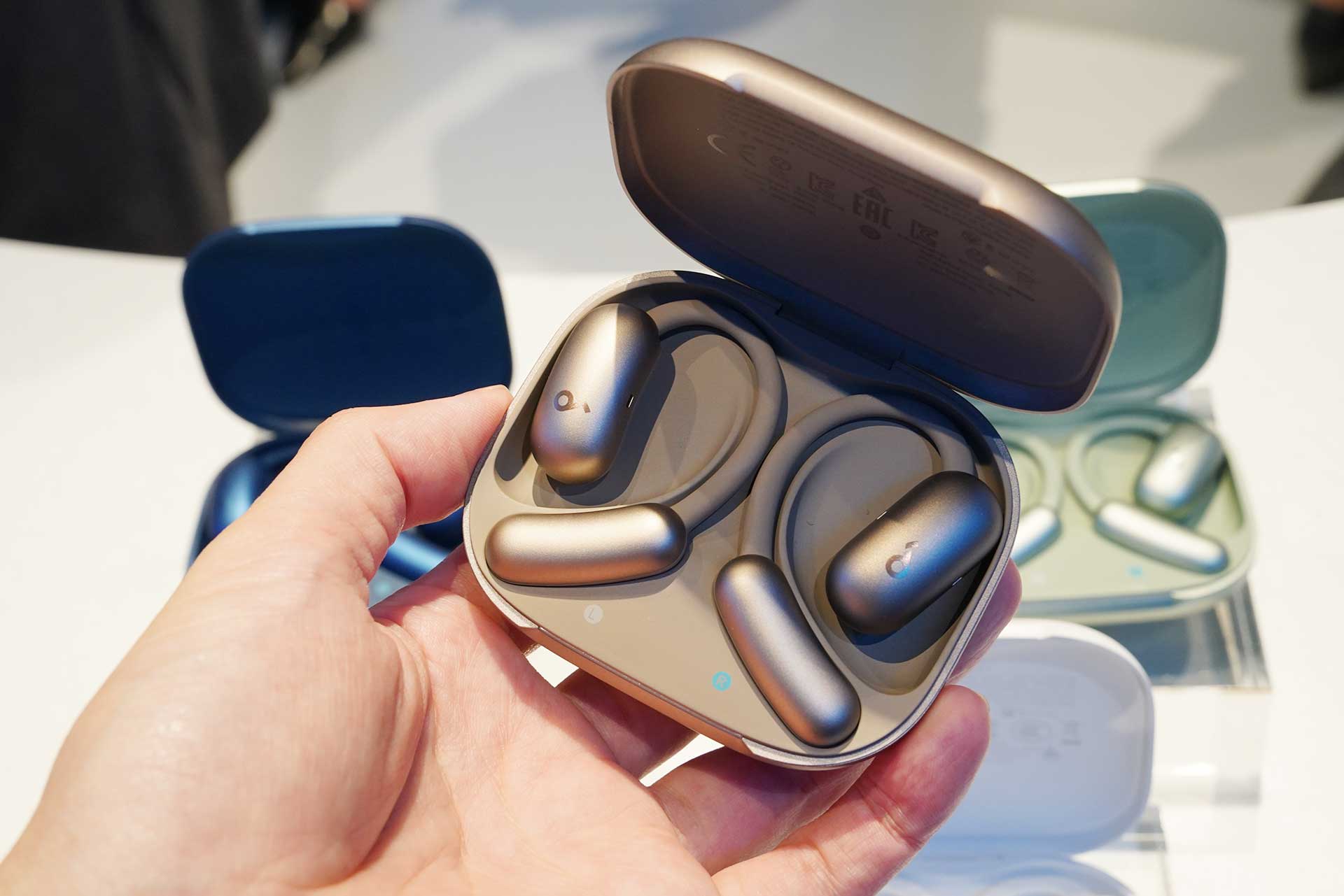 アンカー、極細ワイヤーで装着感高めたLDAC対応耳掛けイヤフォン