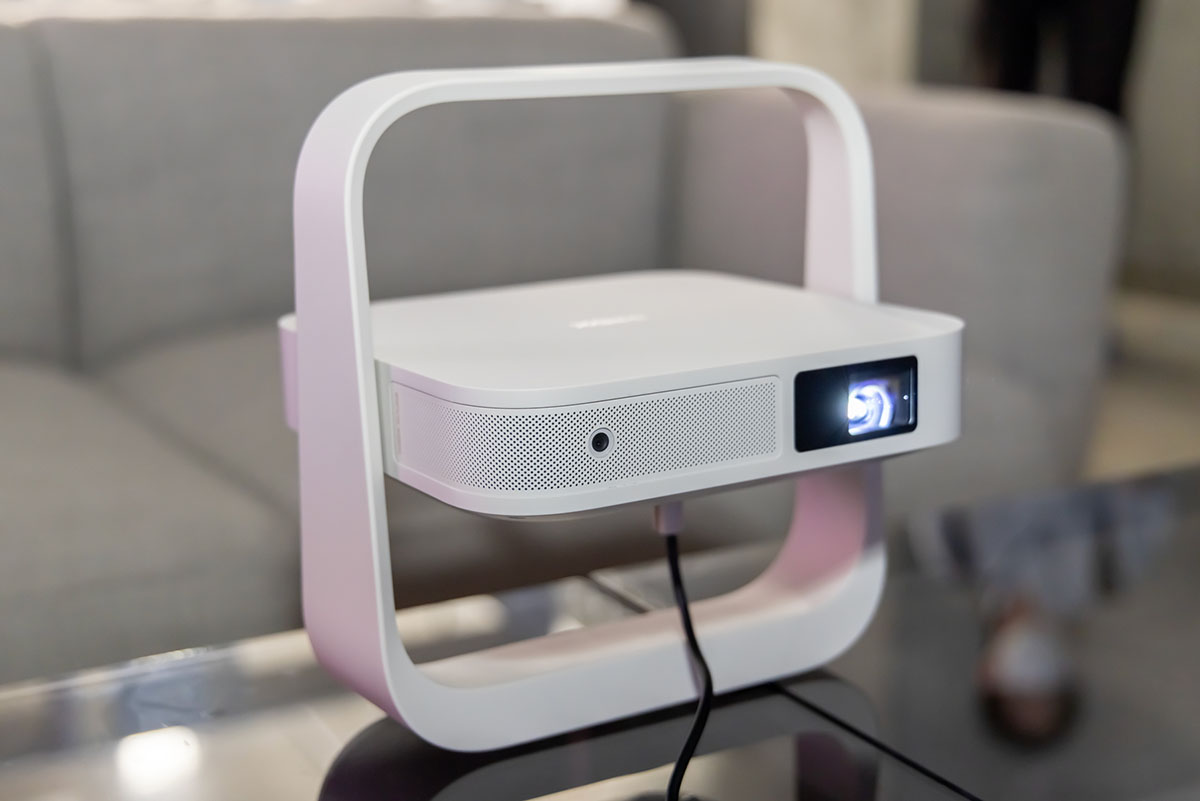 薄さ64mmでバッテリー内蔵XGIMIプロジェクタ。ポータブルでも明るい