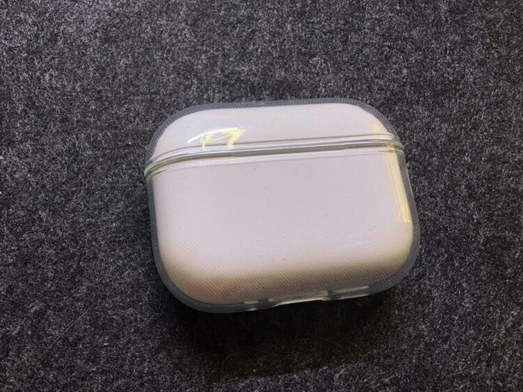 AirPods Pro 3 ケースは必要か？裸で使って分かった“付けた方が後悔