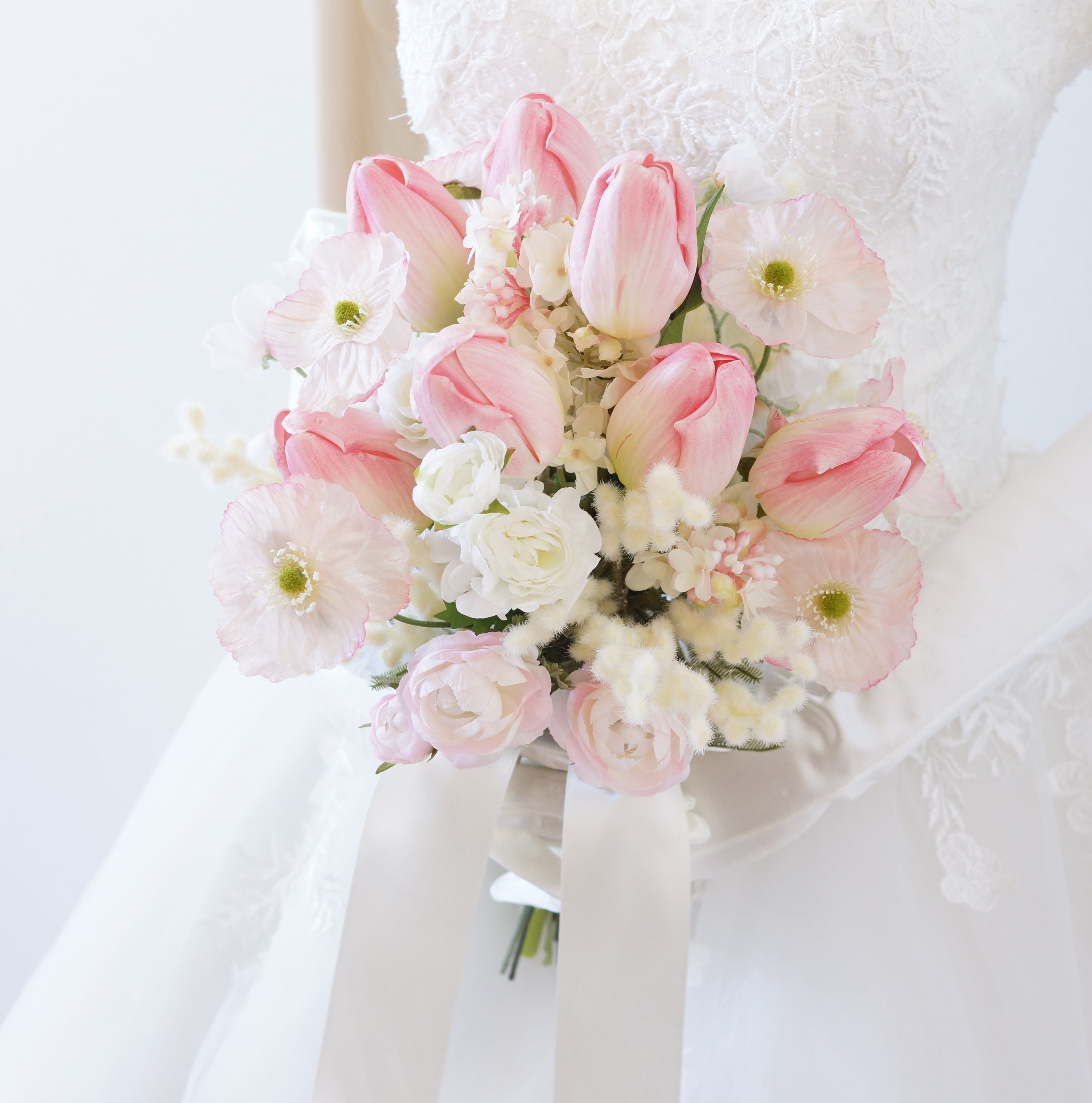 ピンクのチューリップとポピーのウェディングブーケ・ブートニアセット