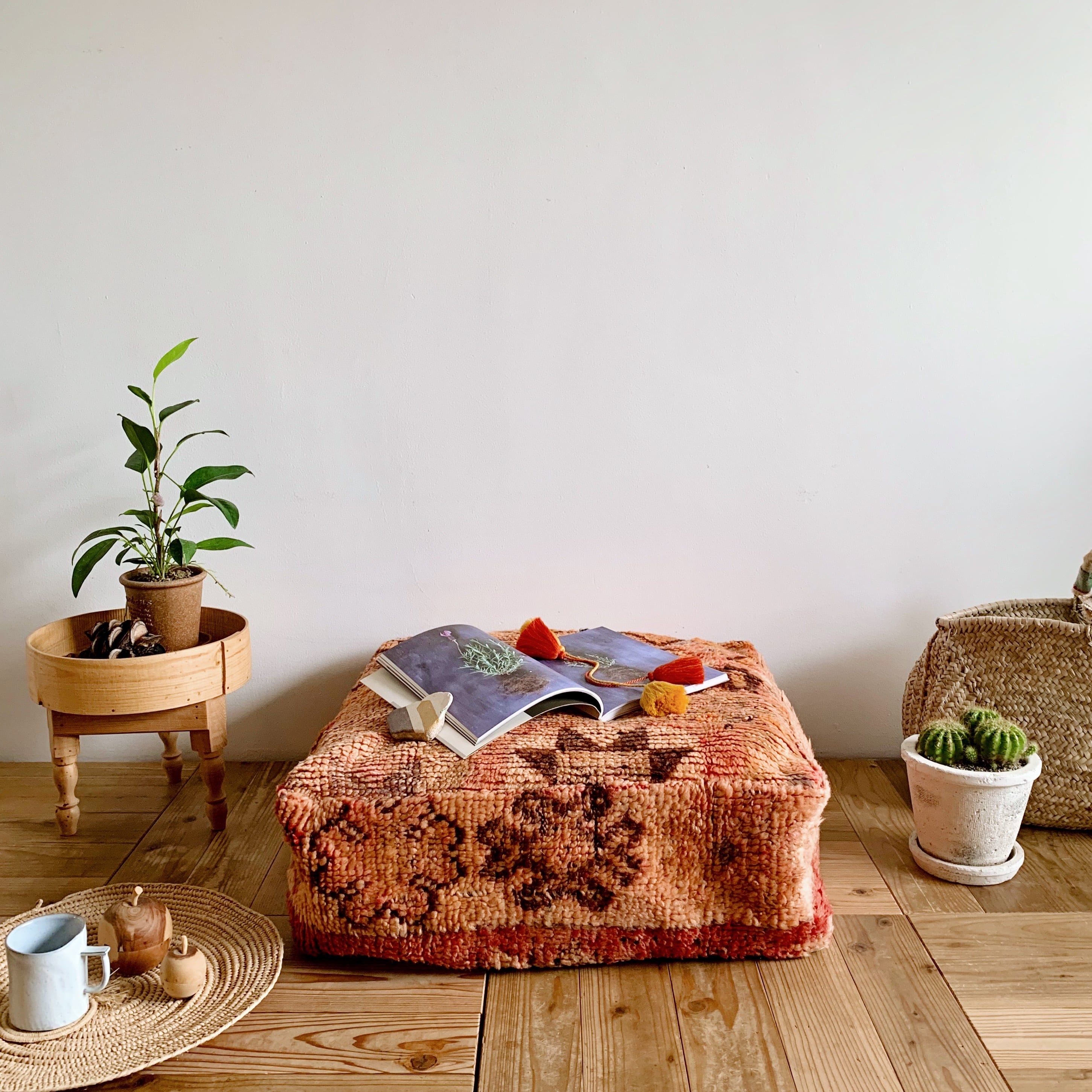 モロッコのオールドラグをリメイクしたプフ | モロッコの暮らしと手しごと