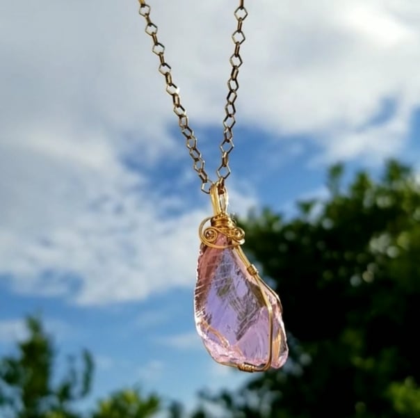 インドネシア産アンダラクリスタルペンダントトップ～クリアピンク