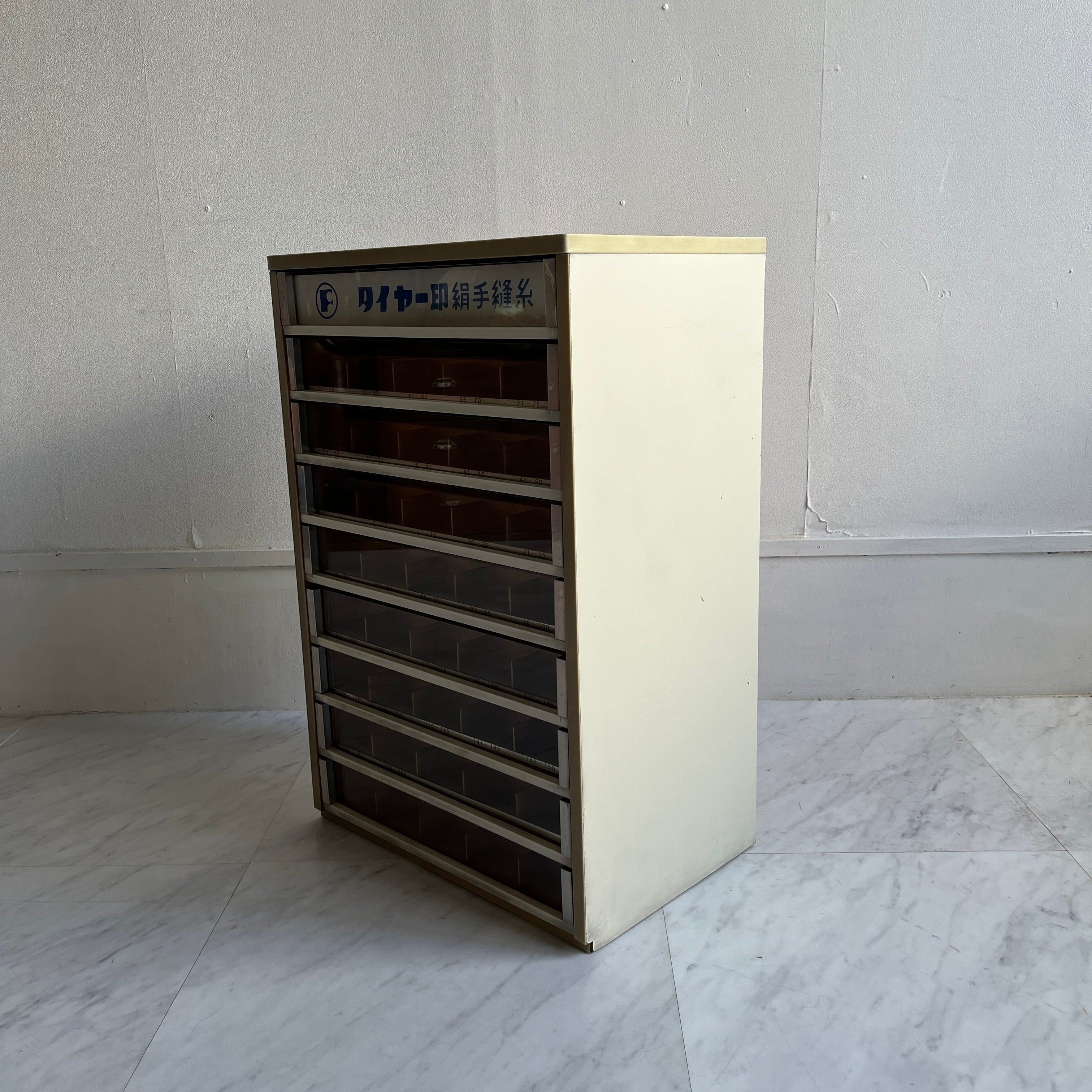 昭和レトロ タイヤ―印絹手縫糸 ケース 9段 ガラス入小引き出し ミシン
