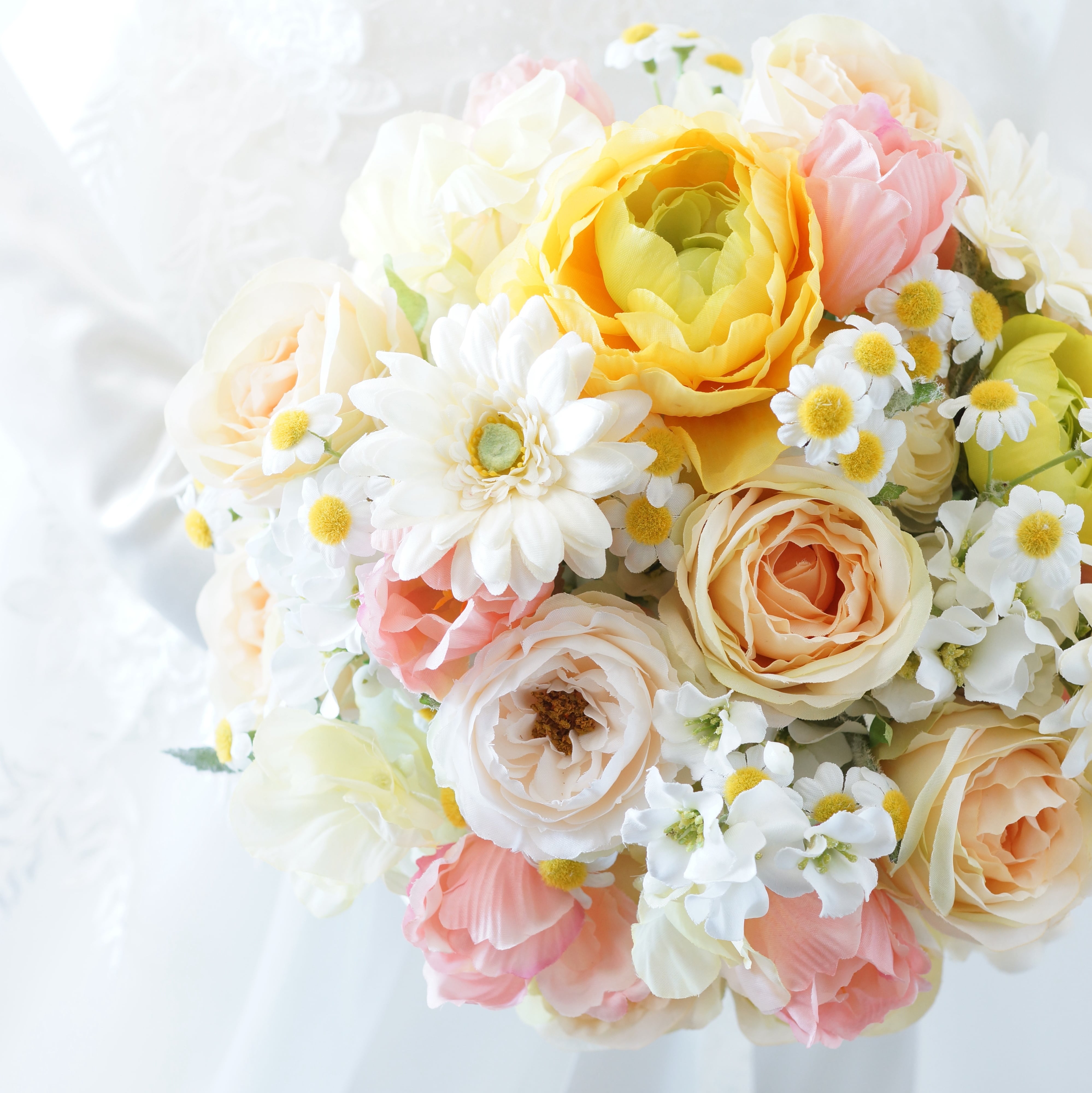 ガーベラとチューリップの春色ウェディングブーケ・ブートニアセット