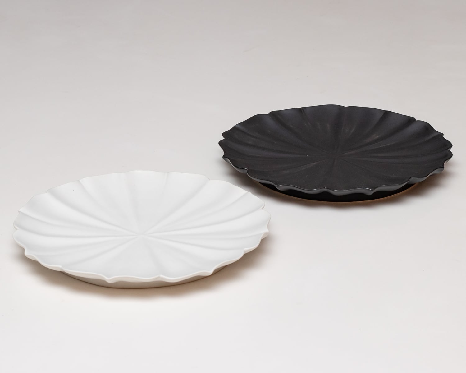 USUKIYAKI】稜花蓮弁皿 L（ホワイト） | RUHE HOME