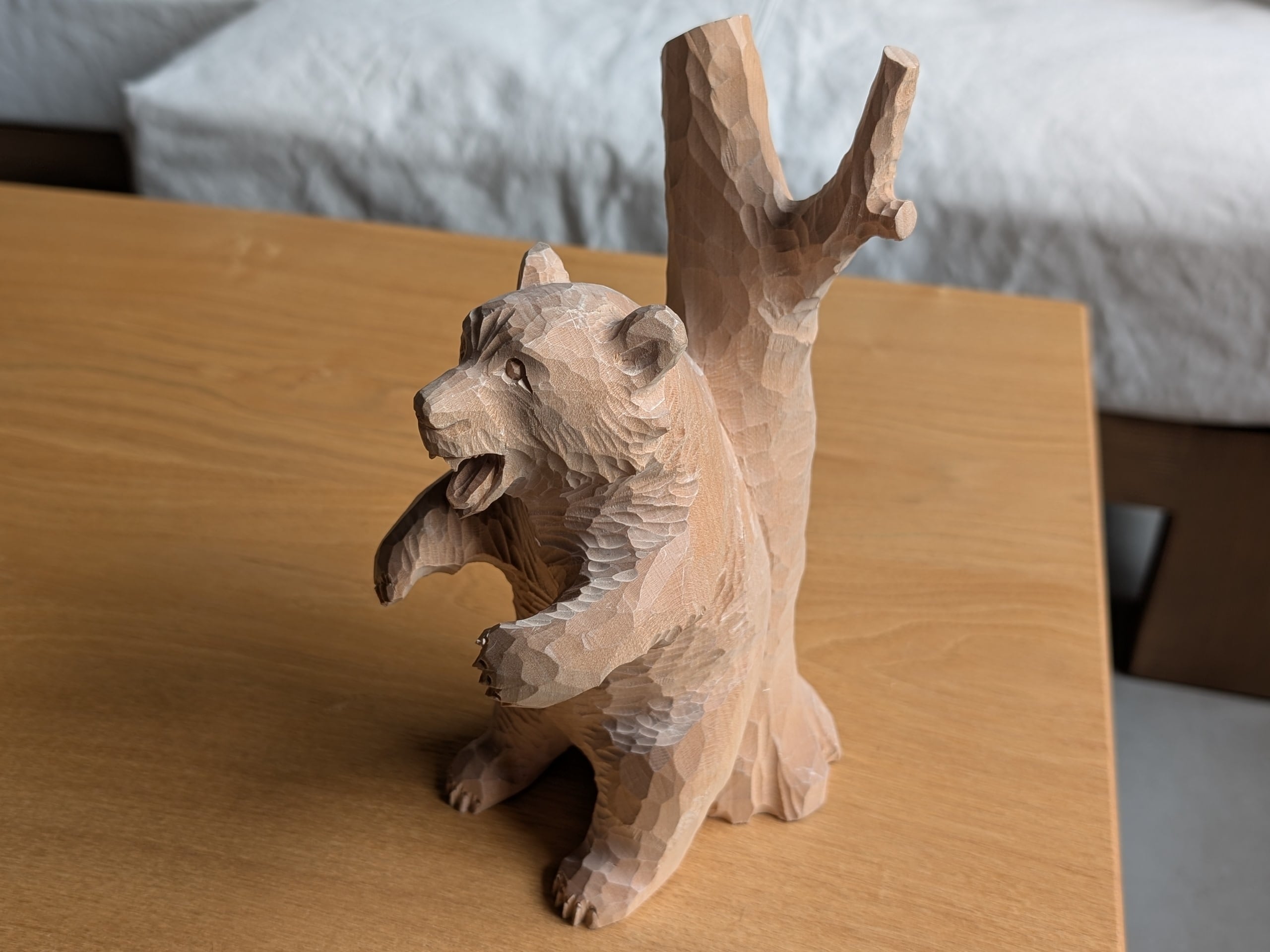 上西捷敏 背をこする熊 #1 | 木彫りの熊 | inoya | Basic Life Store