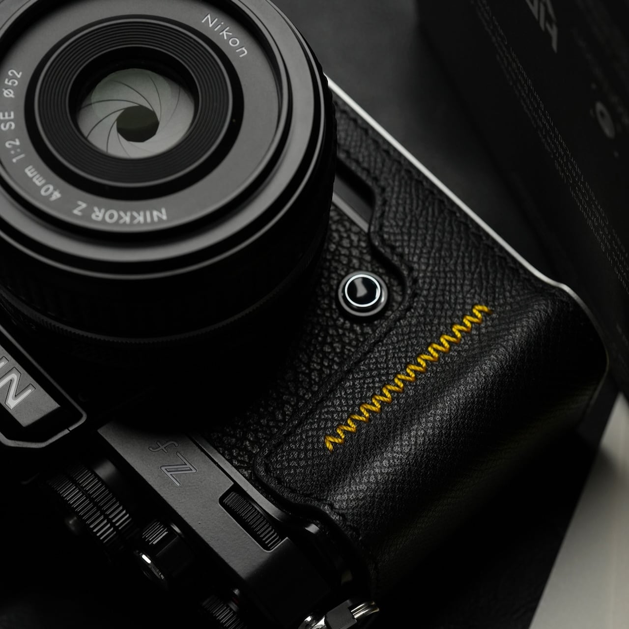 ニコン Zf 専用 イエローラインボディケース PTBA016 | Mr.Stone