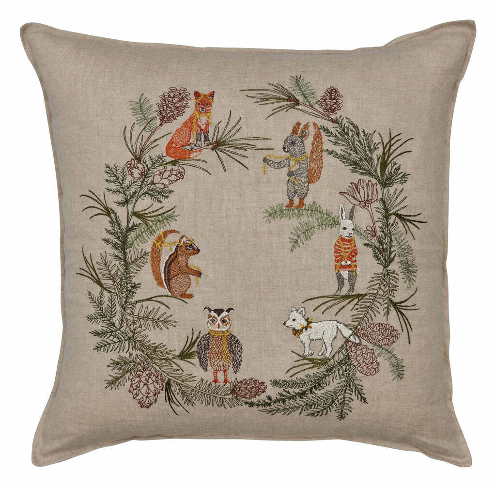 CORAL&TUSK [Tree Trimmers Wreath Pillow] ツリーを囲む動物たち