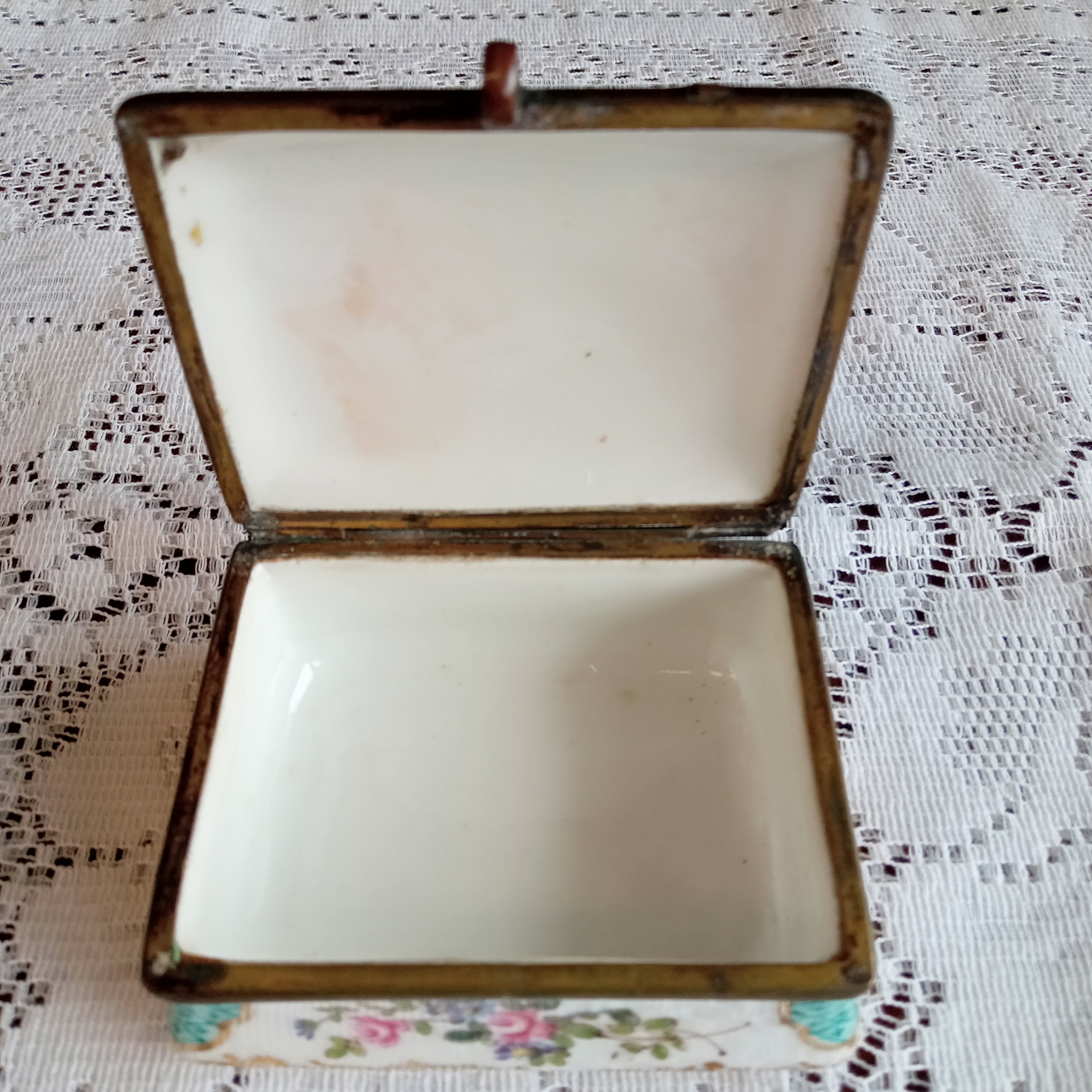 トリンケットボックス 小物入れ 古典金彩装飾 2人の男女の肖像が描かれ