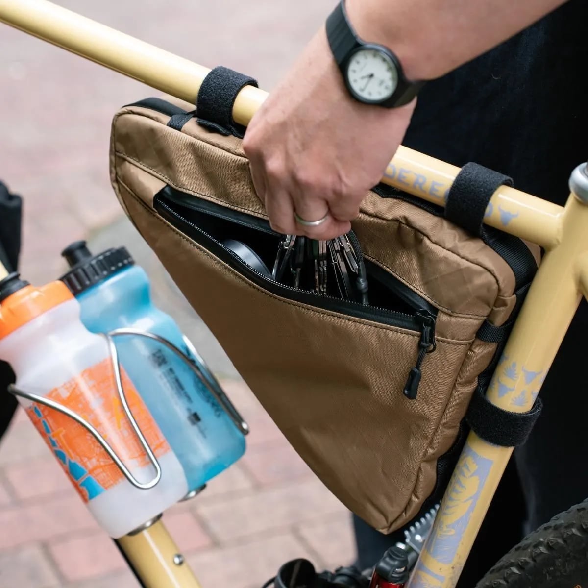 SWIFT INDUSTRIES 【 Giddy up wedge frame bag 】 (ecopak/coyote