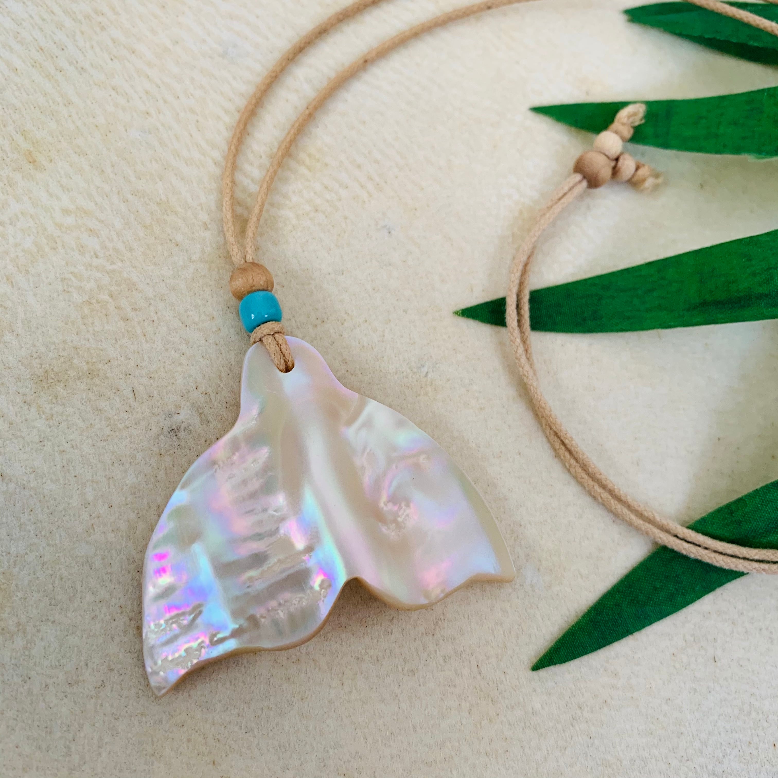 幸運のお守り」夜光貝ホエールテールネックレス | MAYRA