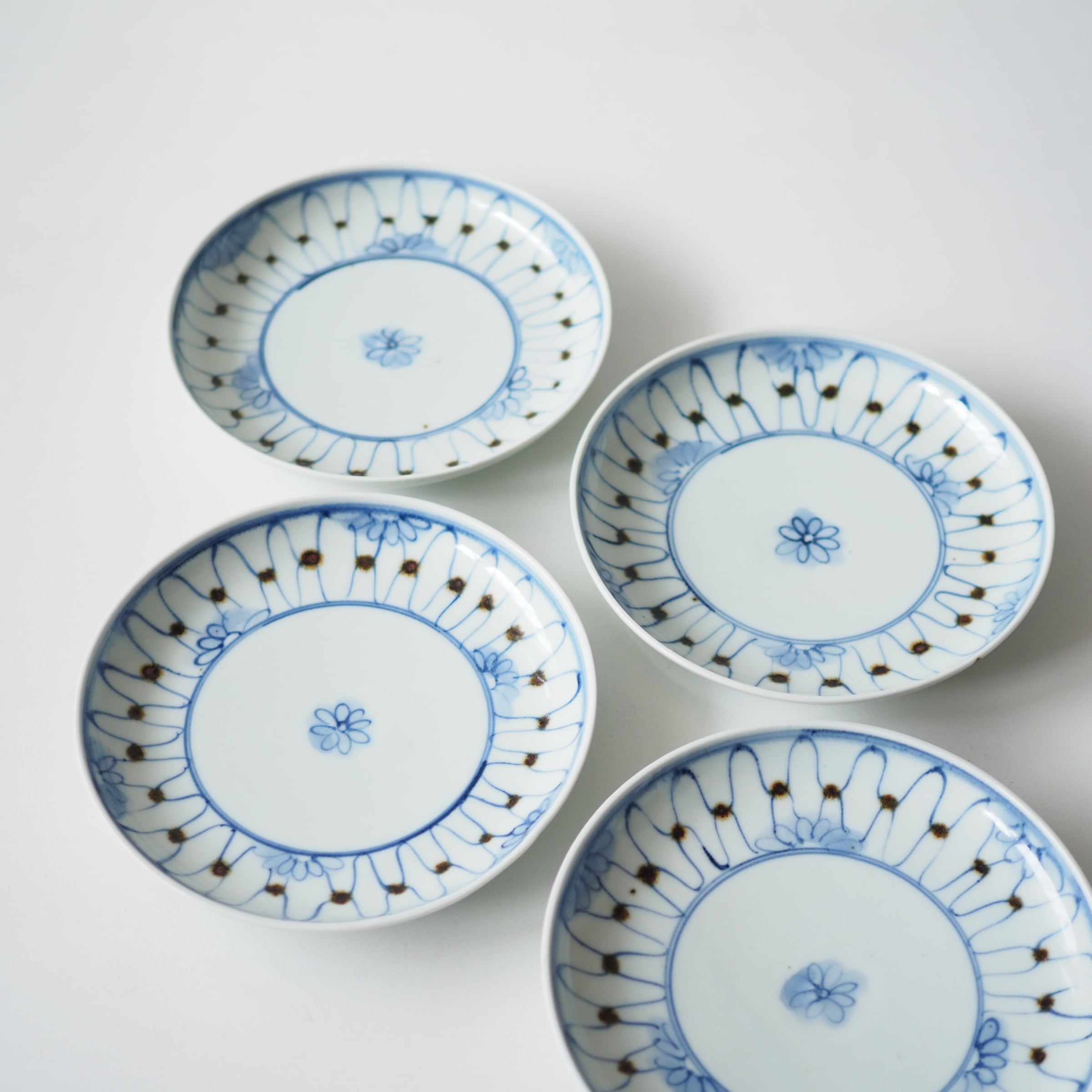 山口利枝 花に網目文6寸皿 | H.works