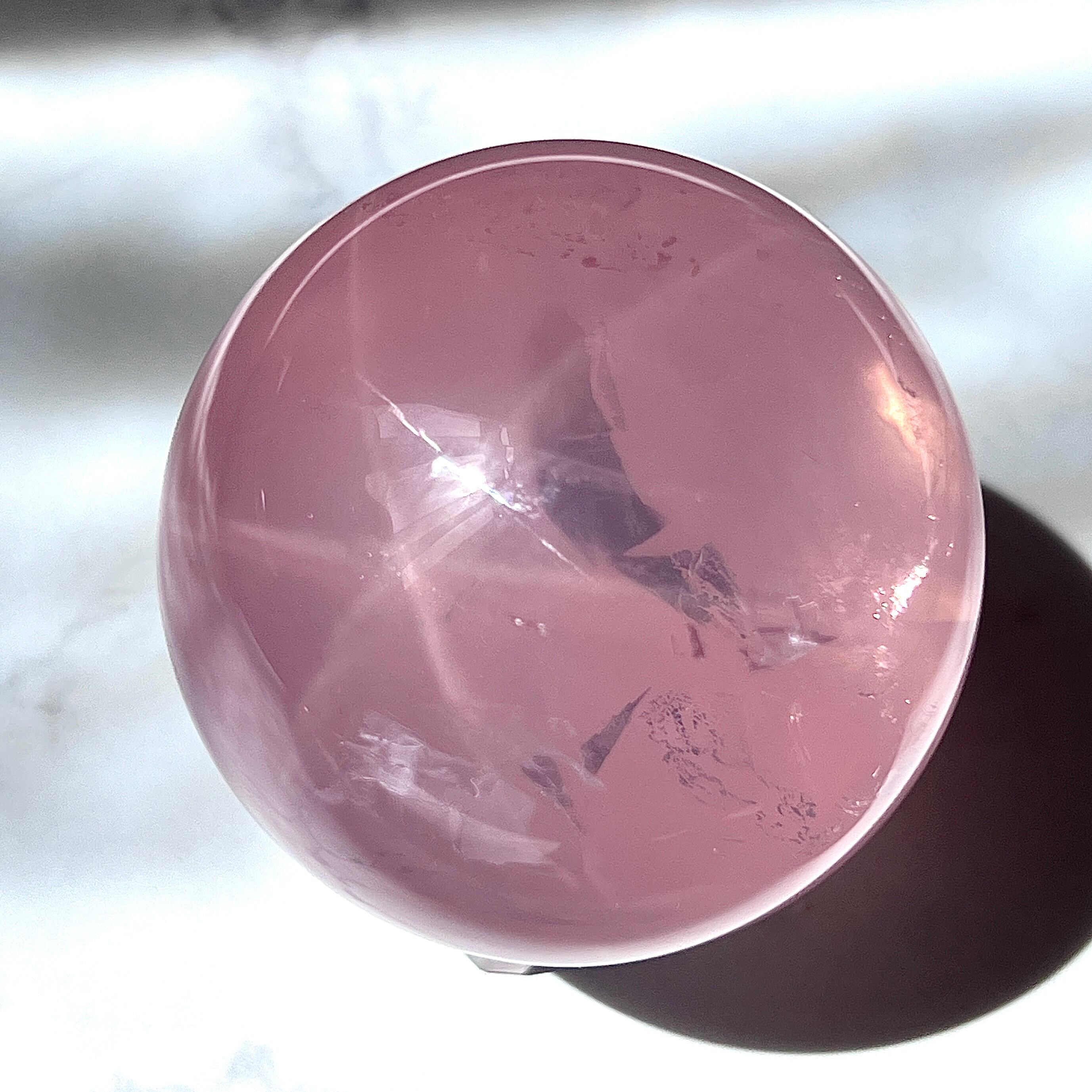 虹入りモザンビーク産ローズクォーツスフィア66mm | la lune rose BASE店
