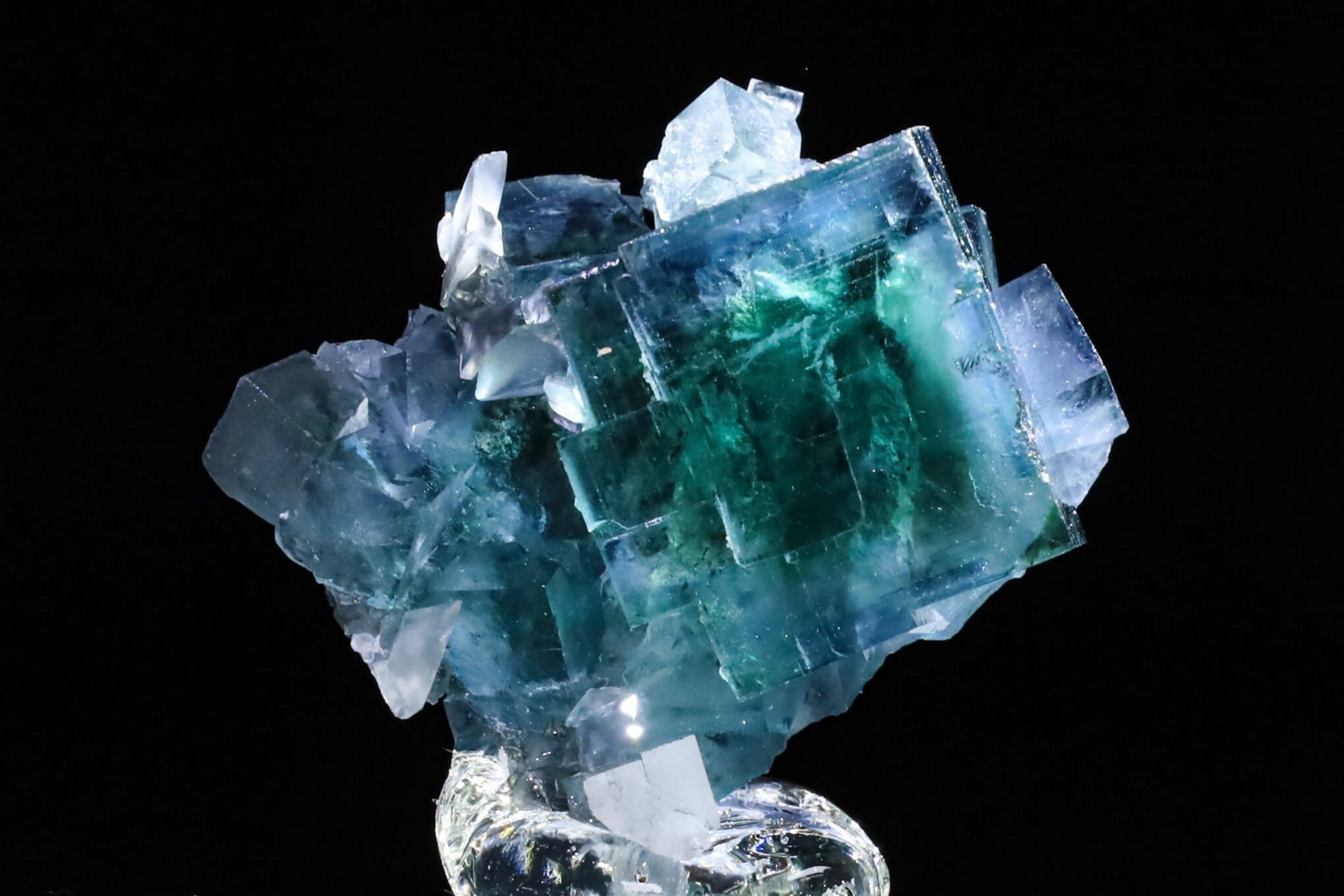 綺麗なブルーのゾーニング 天然 バイカラー フローライト クラスター