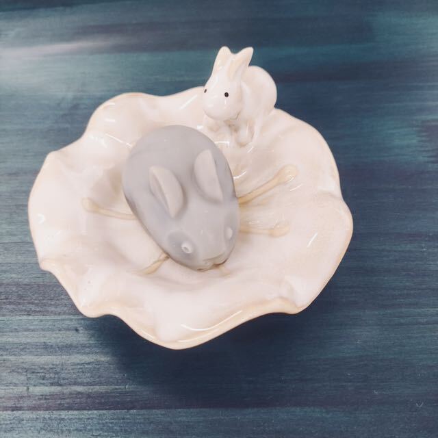 雑貨】うさうさしいお皿（うさぎと白いお花） | うさぎ石鹸