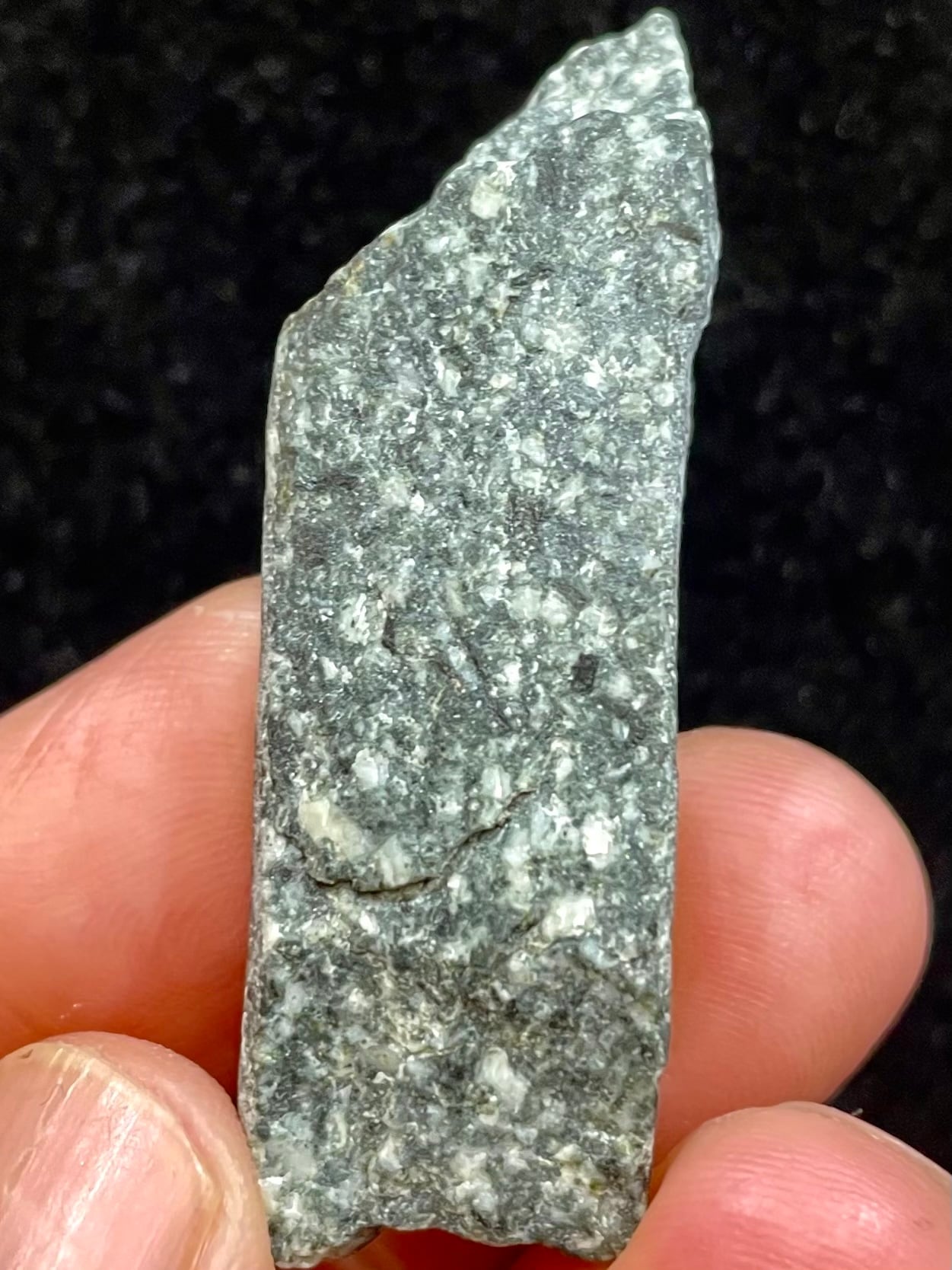 1) 高波動！「遠野の石」無研磨原石(中型) | レムリアの太陽