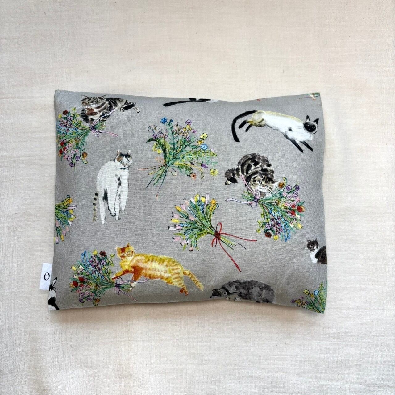 大判》米ぬか玄米カイロ（選べるハーブ）猫に花束柄 カバー付き