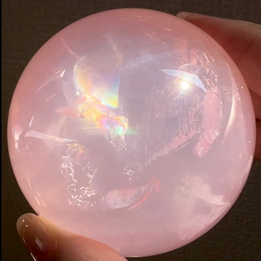 虹入りモザンビーク産ローズクォーツスフィア66mm | la lune rose BASE店