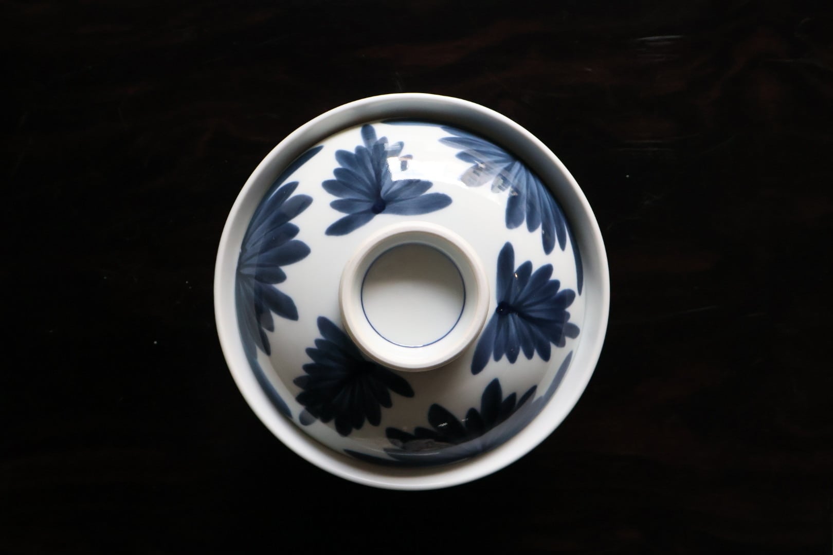 有田焼 蓋付き煮物碗 呉須菊 | うつわ通販 土岐陶器店 / ONLINE SHOP