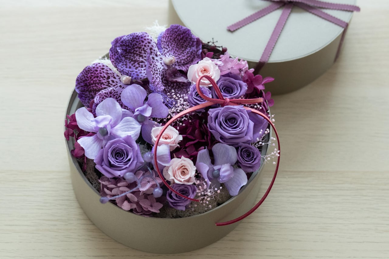 プリザーブドフラワーのBOXアレンジメント（2色） by YAYOI KOMATSU