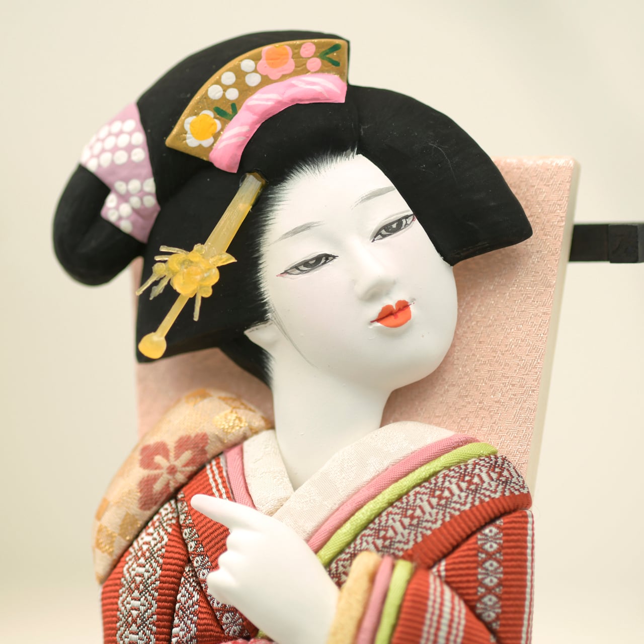 羽子板飾り コンパクト 木目込 正絹博多織 献上柄 赤（飾り台付）｜初