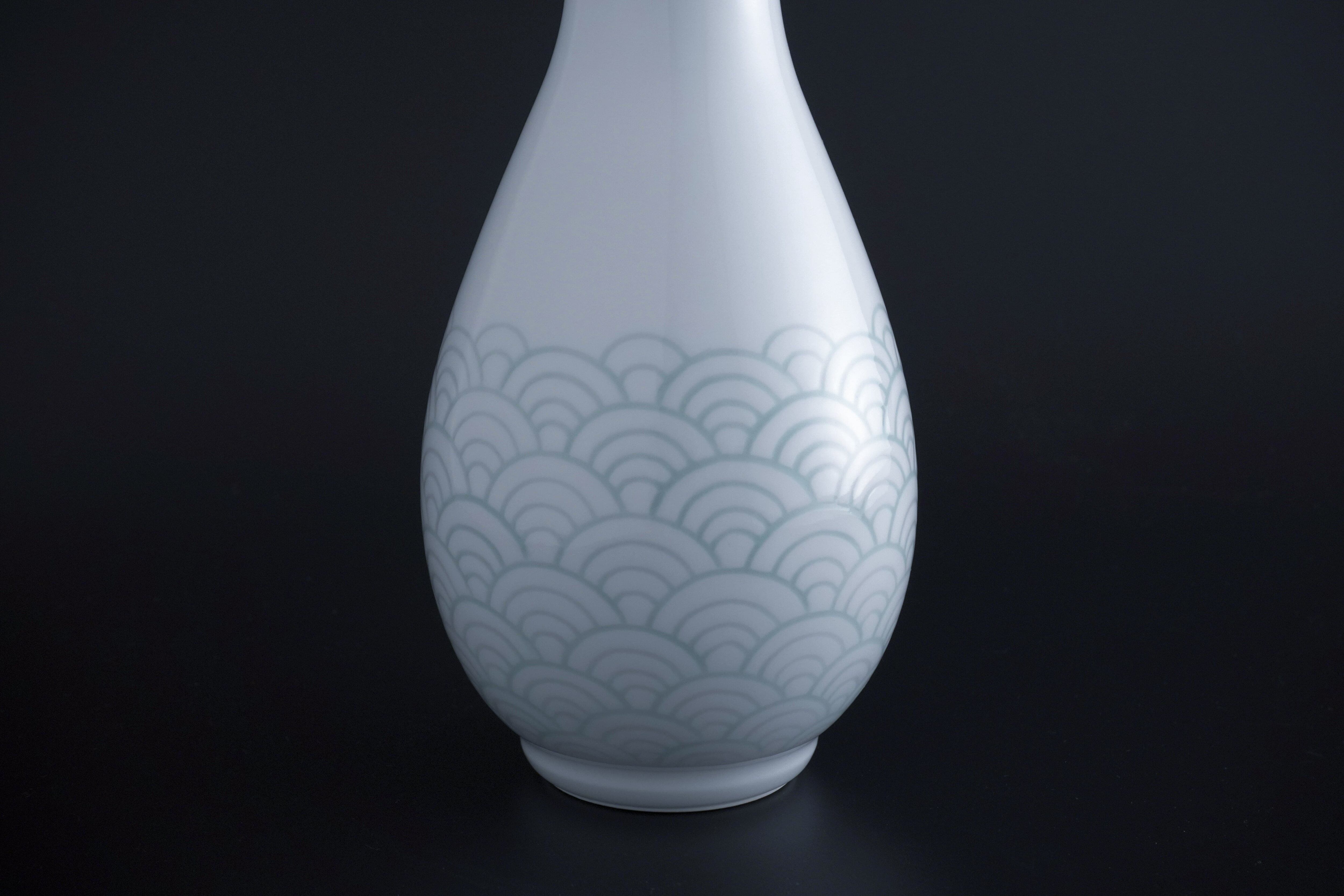 井上萬二作】白磁緑青海波文瓢形花瓶 | 井上萬二窯 INOUE MANJI KILN