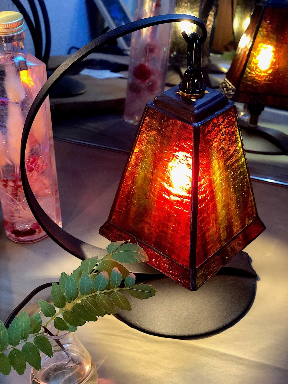 ステンドグラスランプシェード（レッドグリーン）半円型鉄ベース