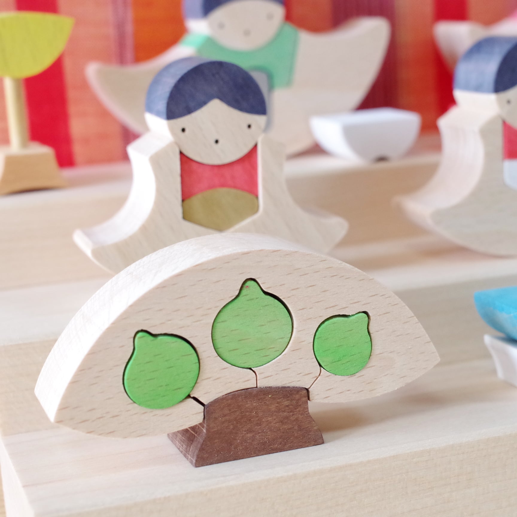 小黒三郎 銀杏円びな三段飾り（普通垂幕・赤） | 木のおもちゃ専門店