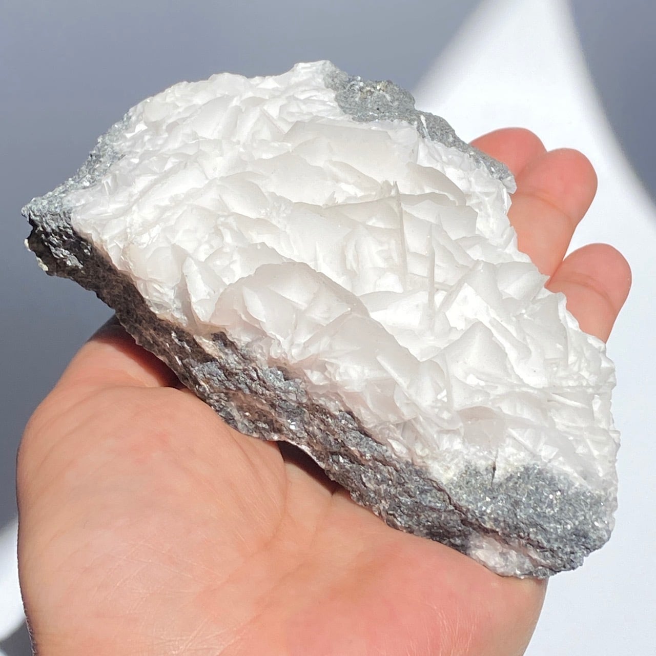 UVライトでピンクに蛍光☆ 母岩付ホワイトローズカルサイトの