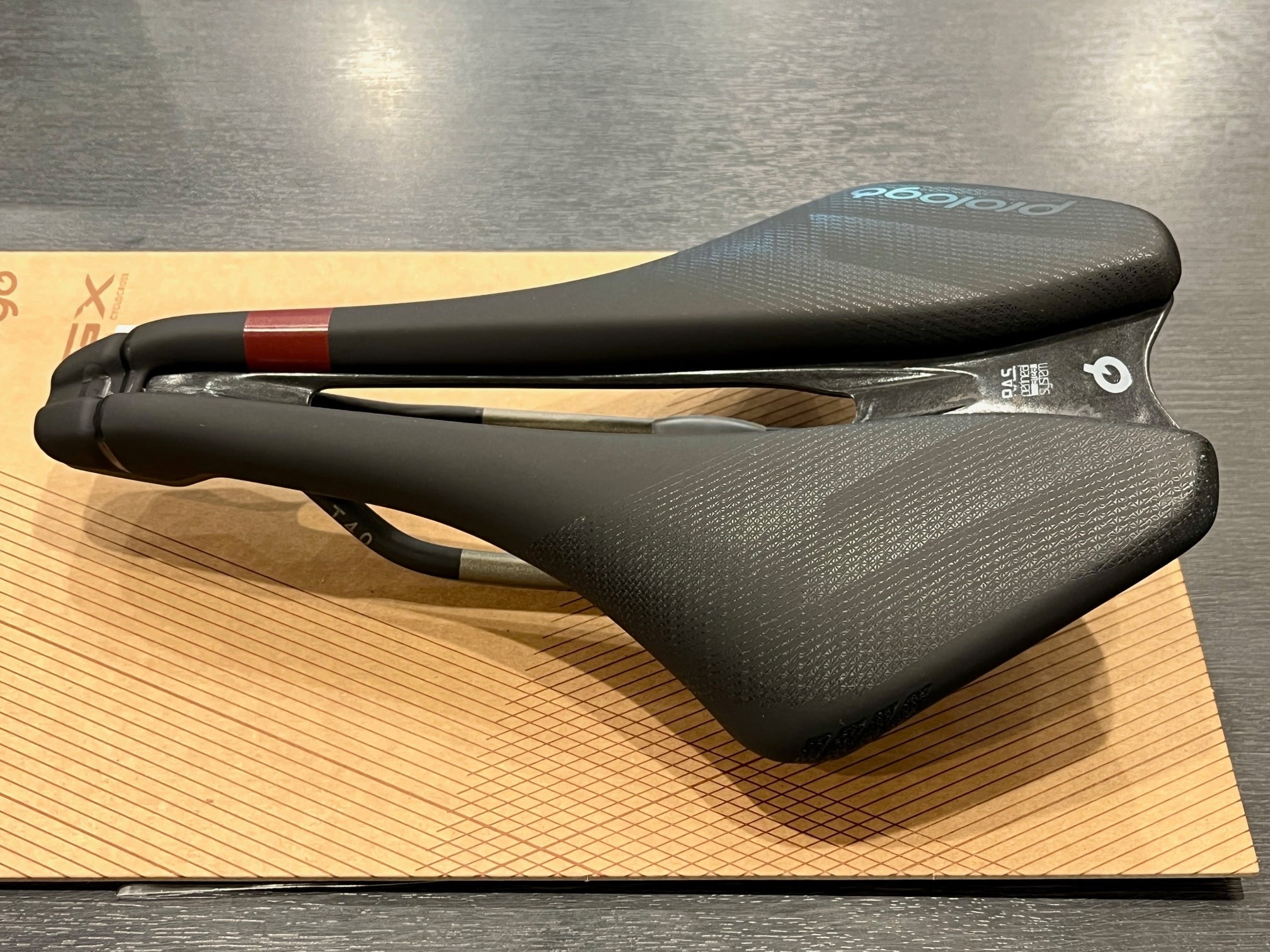 prologo（プロロゴ） DIMENSION AGX T4.0 143 サドル、数量限定