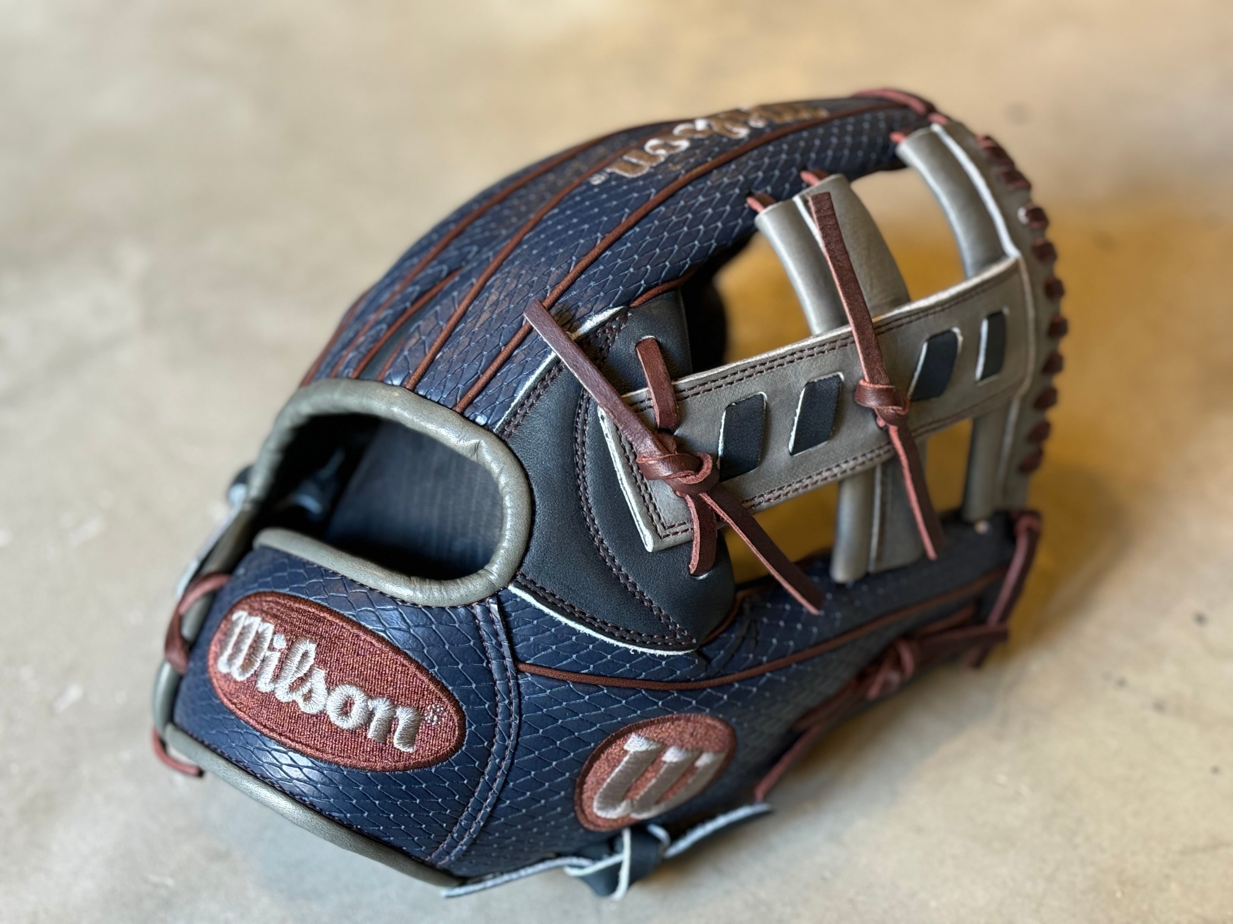 2024年限定モデル The Wannabe Hero D5型【Wilson】軟式用グラブ