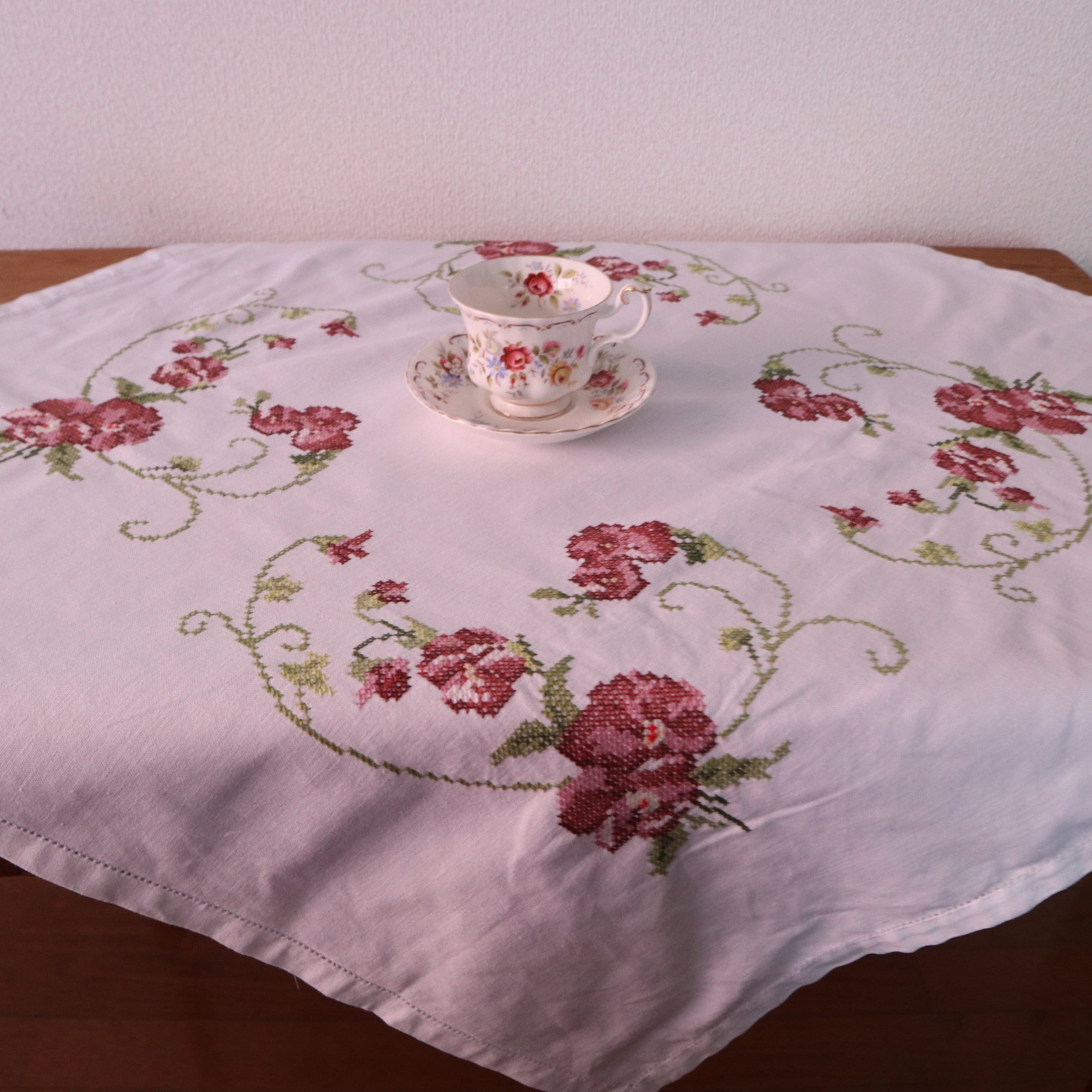 ワインレッドのシックなお花の手刺繍 テーブルクロス /ヴィンテージ