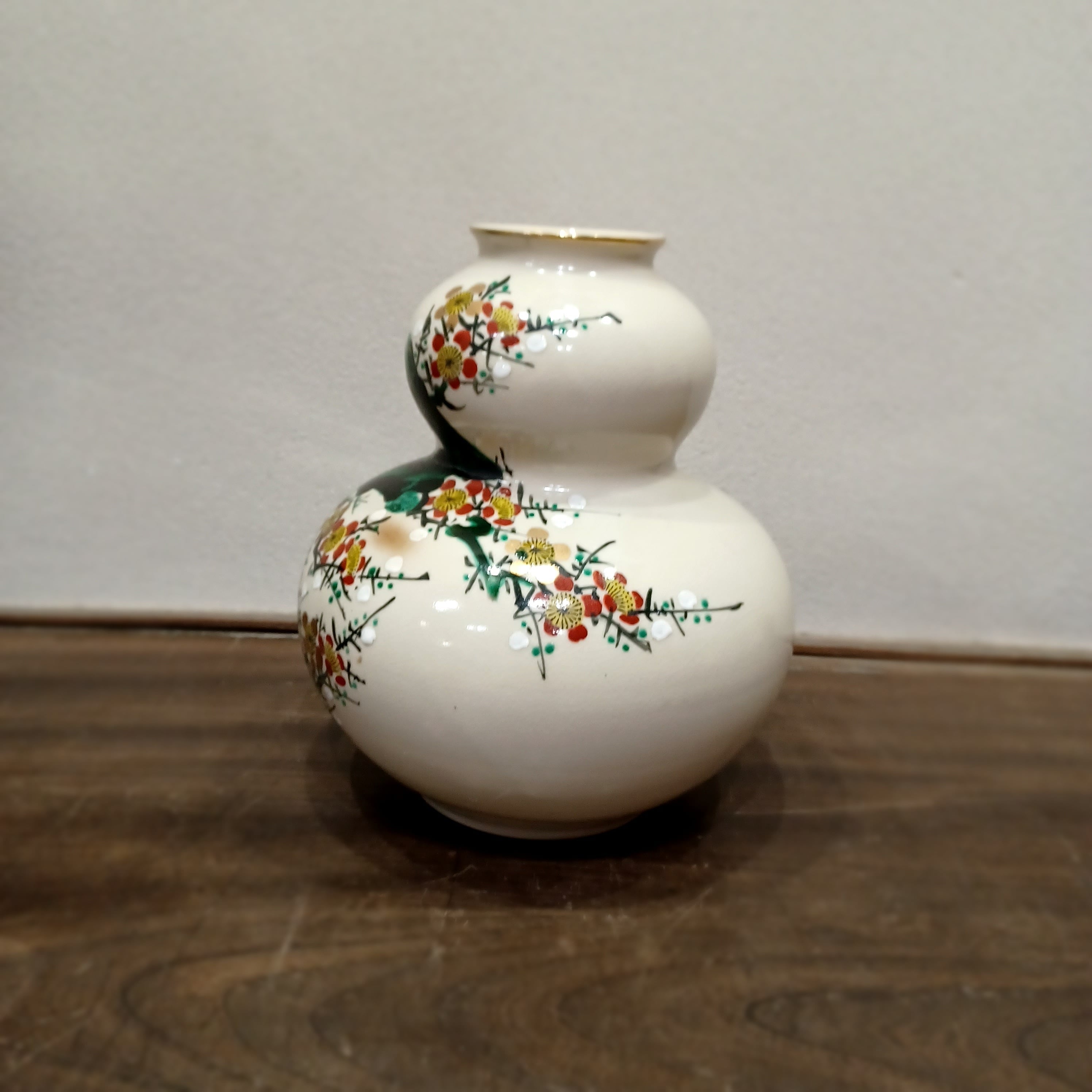 九谷焼】色絵梅樹文 瓢箪型花瓶｜九谷仙龍作｜昭和期｜赤・金・白の梅