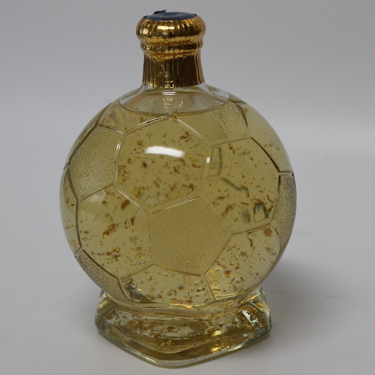 サッカーボールのボトル 長期貯蔵麦焼酎 北の大将 金箔入り 720ml