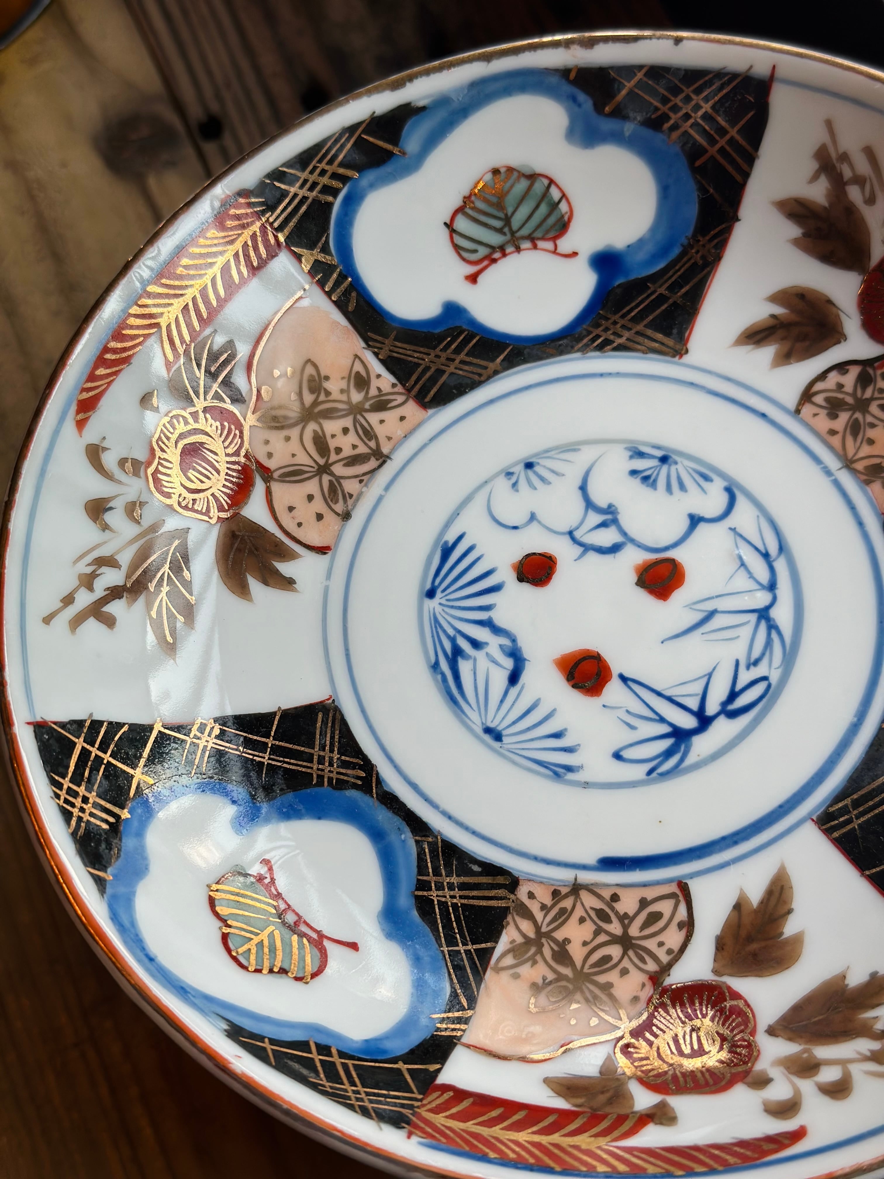 金彩が美しい染付色絵の六寸中皿 | Antique Shop Soukodo