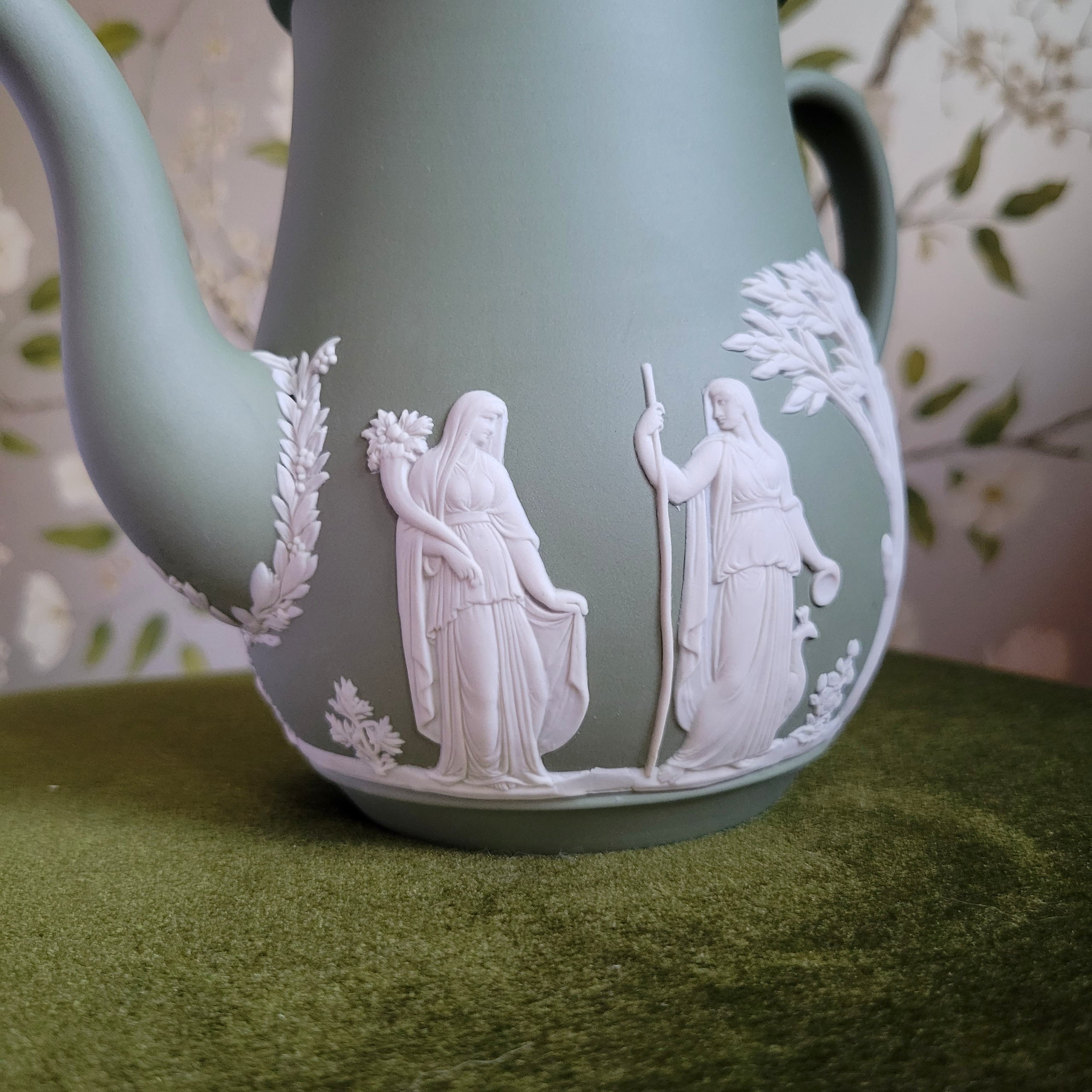 ウェッジウッド】ジャスパーウェア グリーン ポット | Bunny Ears Antiques