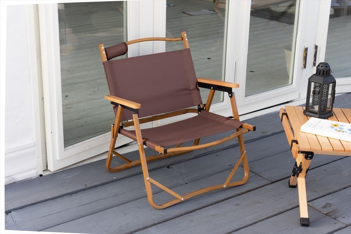 木目調のアルミフレームと天然木のアームレストがナチュラルな雰囲気を