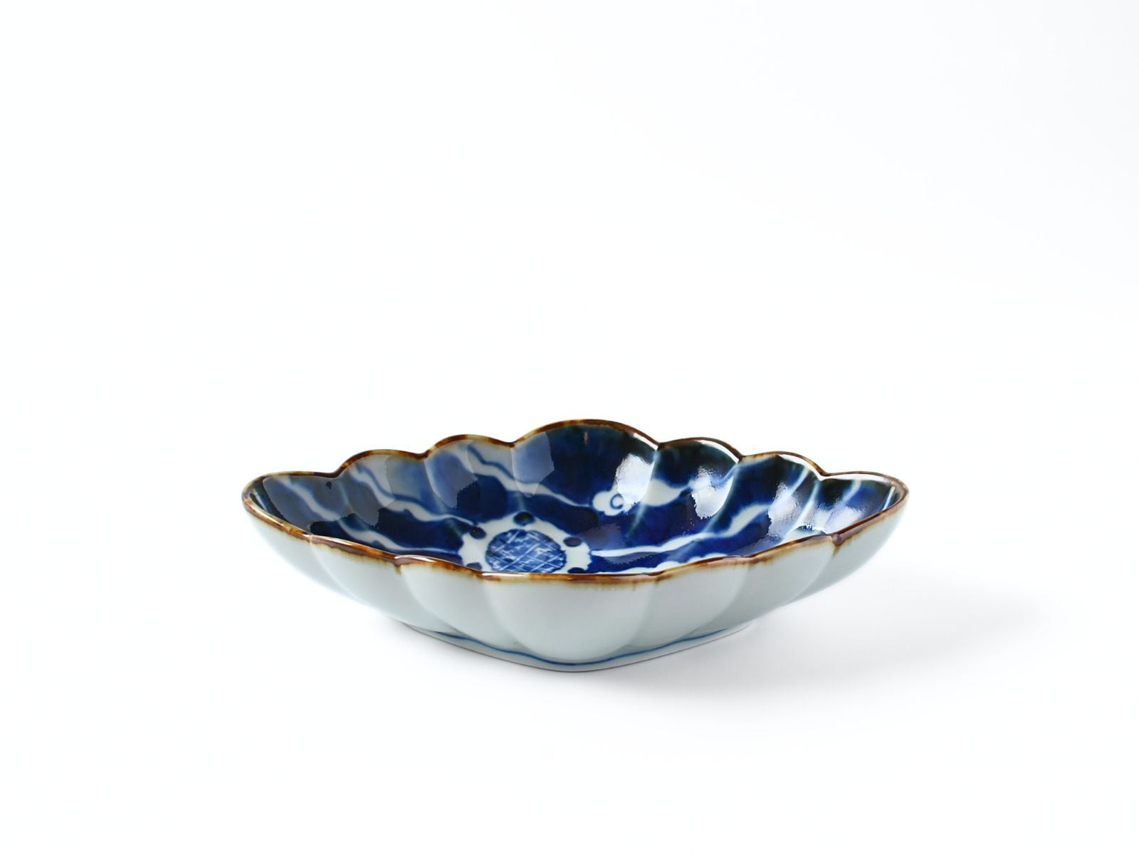 有田焼 福泉窯 手描き 染付雲濃丸囲紋 菊割菱型皿 単品 | ARITAYAKI STORE