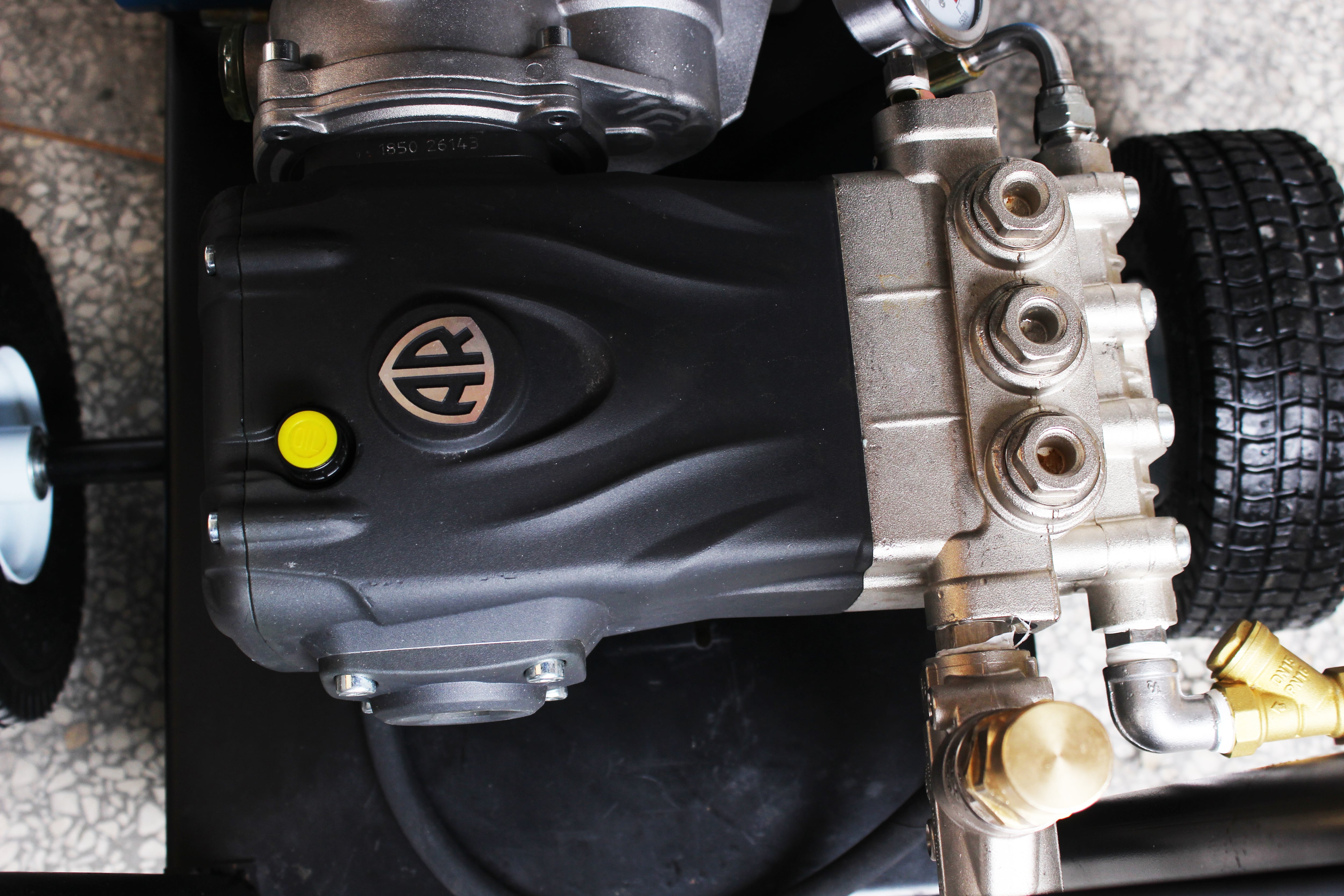 エンジン高圧洗浄機 キーで起動 ディーゼル燃料 エンジン式高圧洗浄機