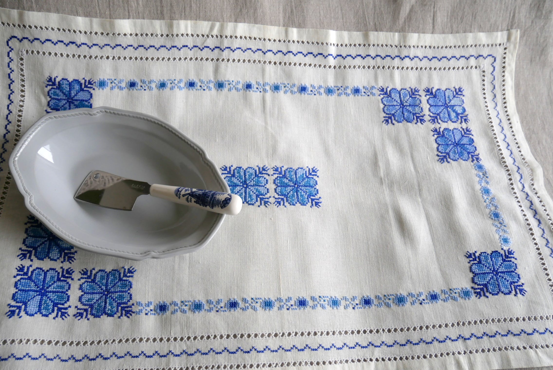 東欧製ヴィンテージ クロスステッチ飾りのリネンクロス | marica