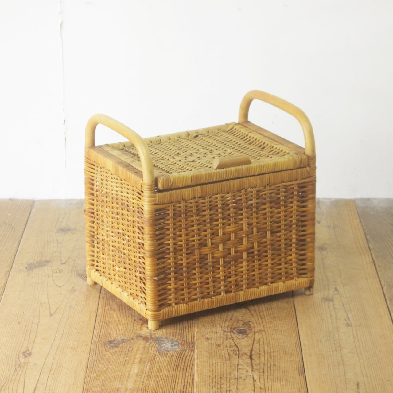 ラタン ランドリー バスケット 小振り 蓋付き脱衣かご 籠 ラック 籐