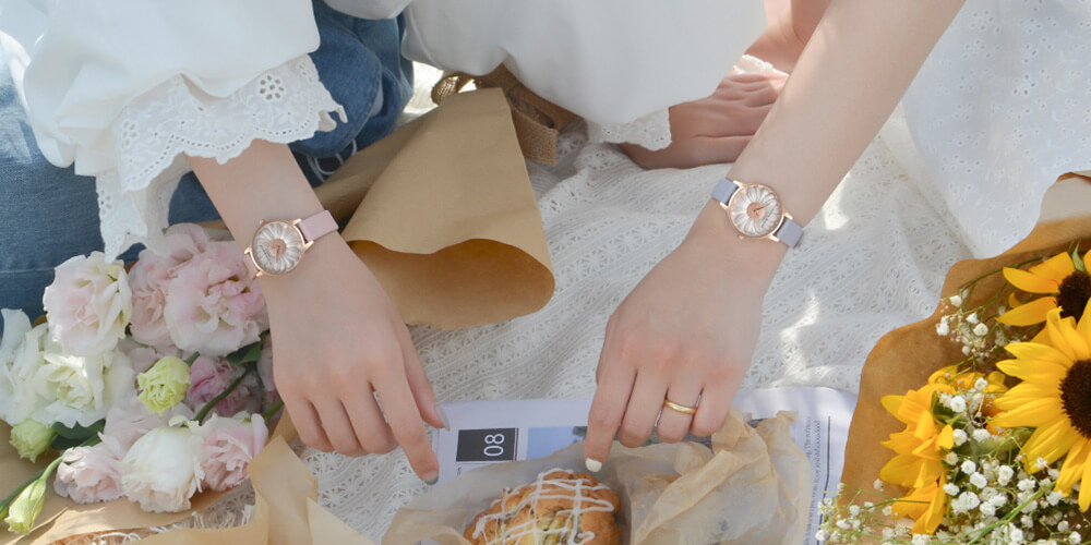 オリビア・バートンより、立体的なデイジーのモチーフが文字盤一面に