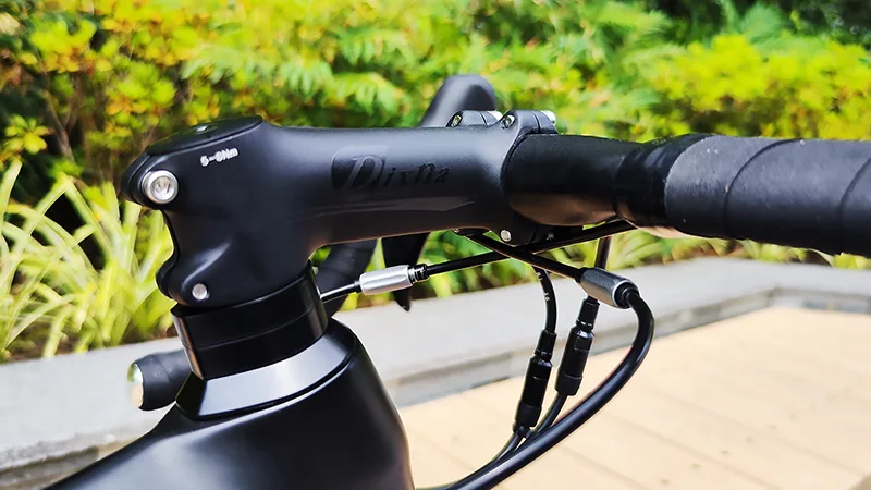 ステムを-17°で水平にして110mmにしたら窮屈さが無くなったよ