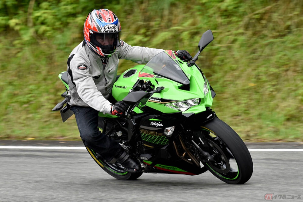 カワサキ「Ninja ZX-25R」足つき性は？ 身長161cmのライダーでも楽々