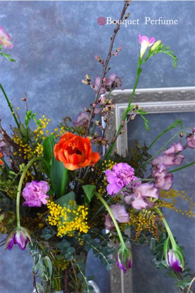 チューリップ 桜 花瓶】春の投げ入れ。チューリップと桜を花瓶に生け