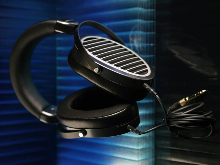 HIFIMAN、従来より厚さ1/4の振動板などモデルチェンジされた平面駆動型